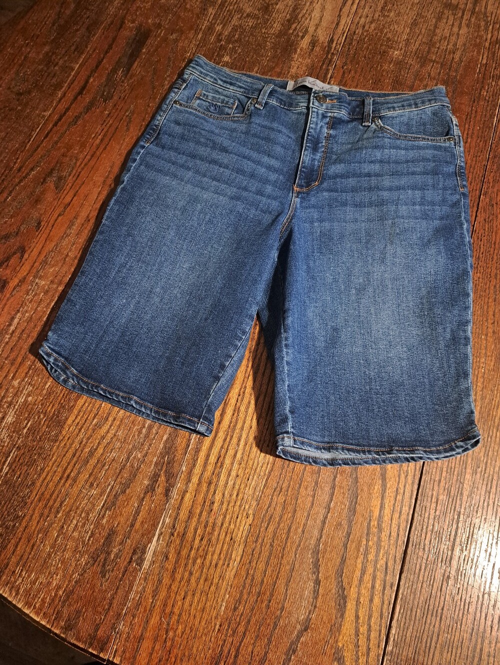 Gloria Vanderbilt Size 10 Bermuda Denim Blue Jean Shorts Pockets Belt Loops